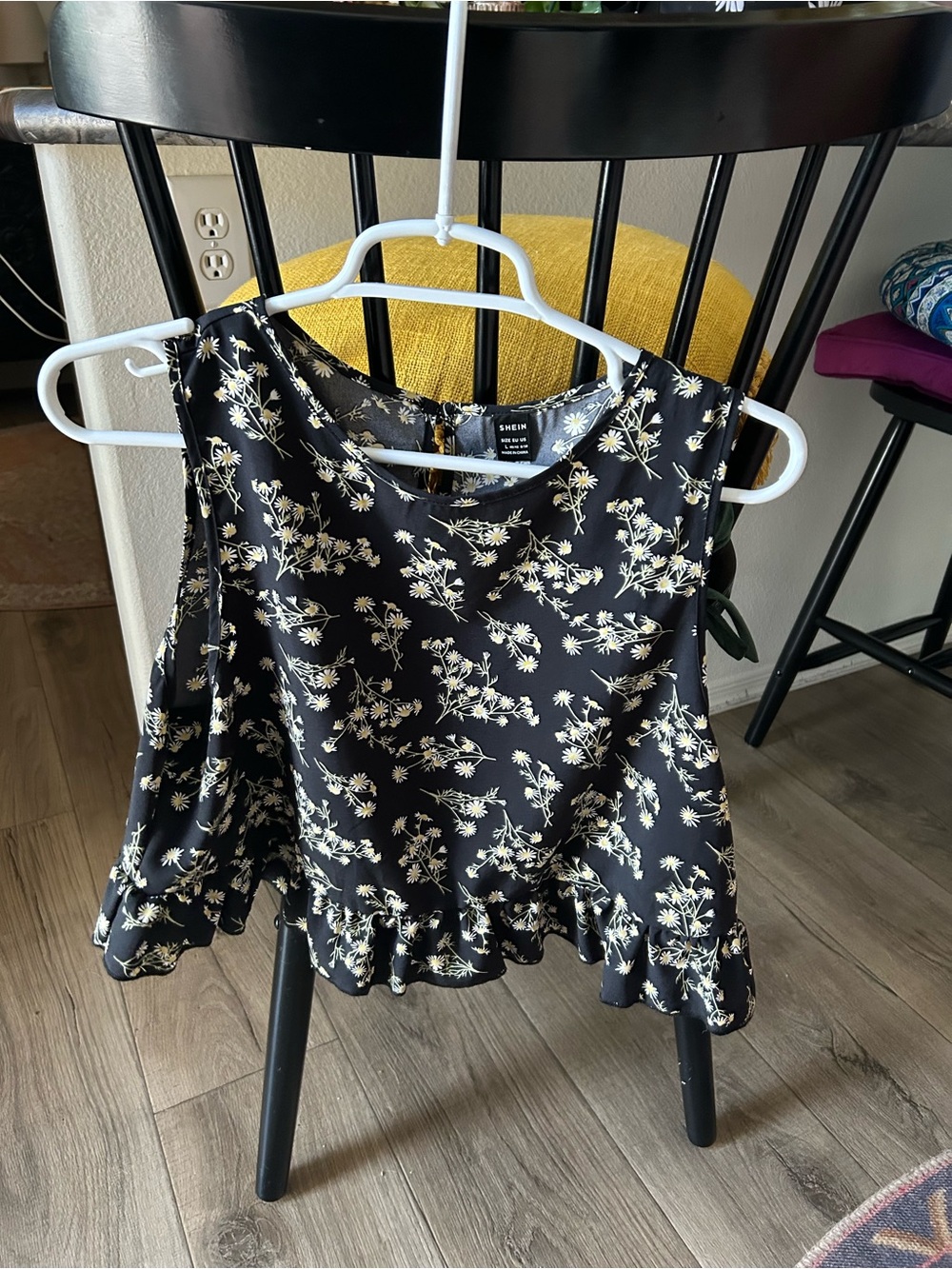 Shein Black Floral Ruffle-Hem Sleevelss Top
